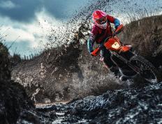 开云体育官方网站-钢铁与烈马的极限舞蹈，梅赛德斯险胜法拉利，新王诺里斯刷新单圈纪录