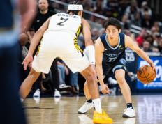 开云体育官网-一支NBA球队在比赛中迎来一位年轻球员的亮相
