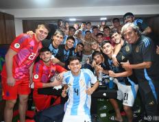 开云体育在线-巴西球迷聚集球场外支持国家队参加美洲杯