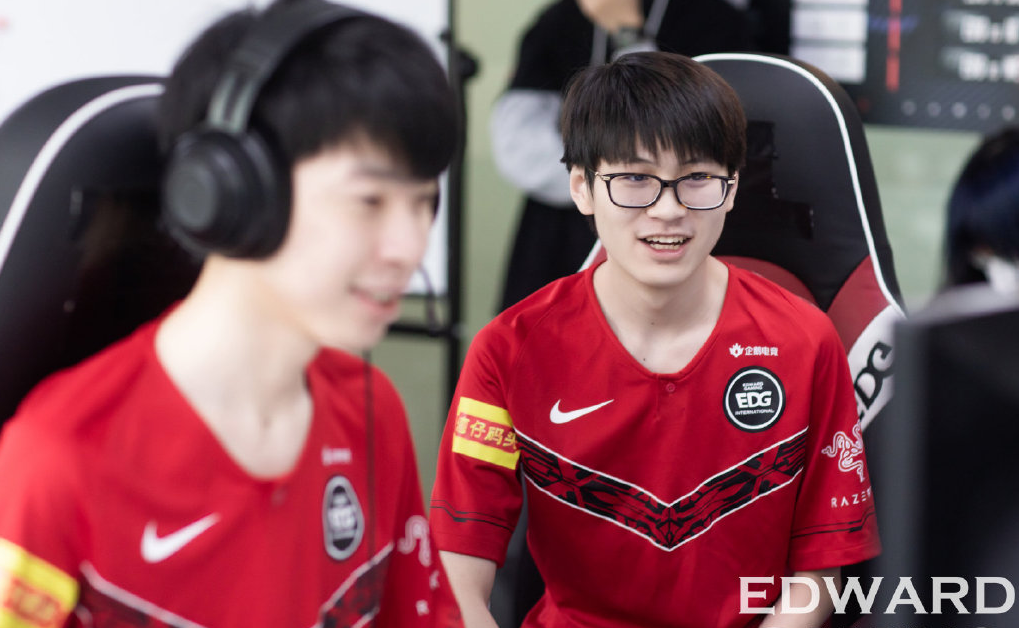 开云体育-FNC绝杀100T，Scout拿下关键大龙激烈交锋2025世界赛，让粉丝疯狂欢呼的简单介绍