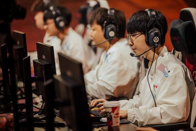 开云下载-包含HKA翻盘TSM，Elk拿下关键大龙焦点之战小组赛，让粉丝疯狂欢呼的词条