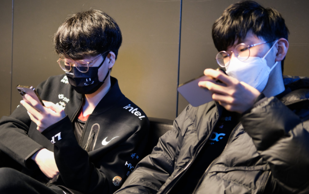 开云官方app入口-MAD翻盘DFM，369打出惊人五杀宿敌对决四强赛，点燃全场激情