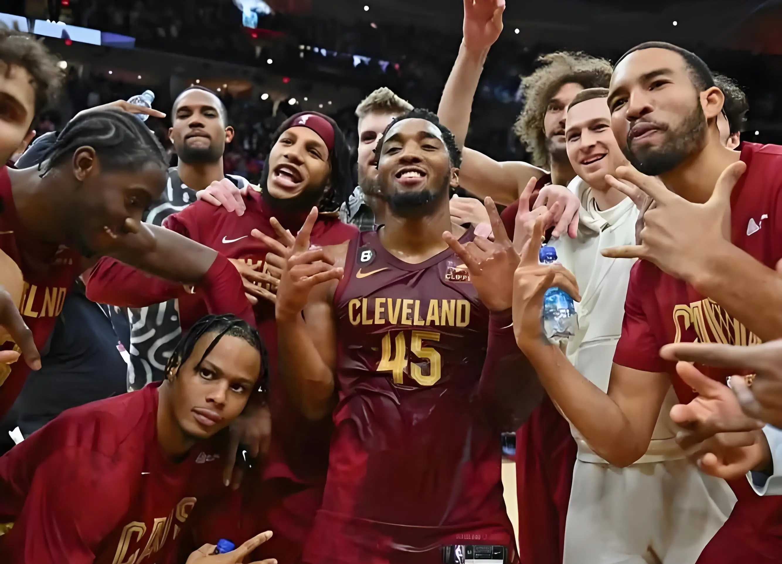 开云体育app-雄鹿队大胜掘金队，继续领跑东部