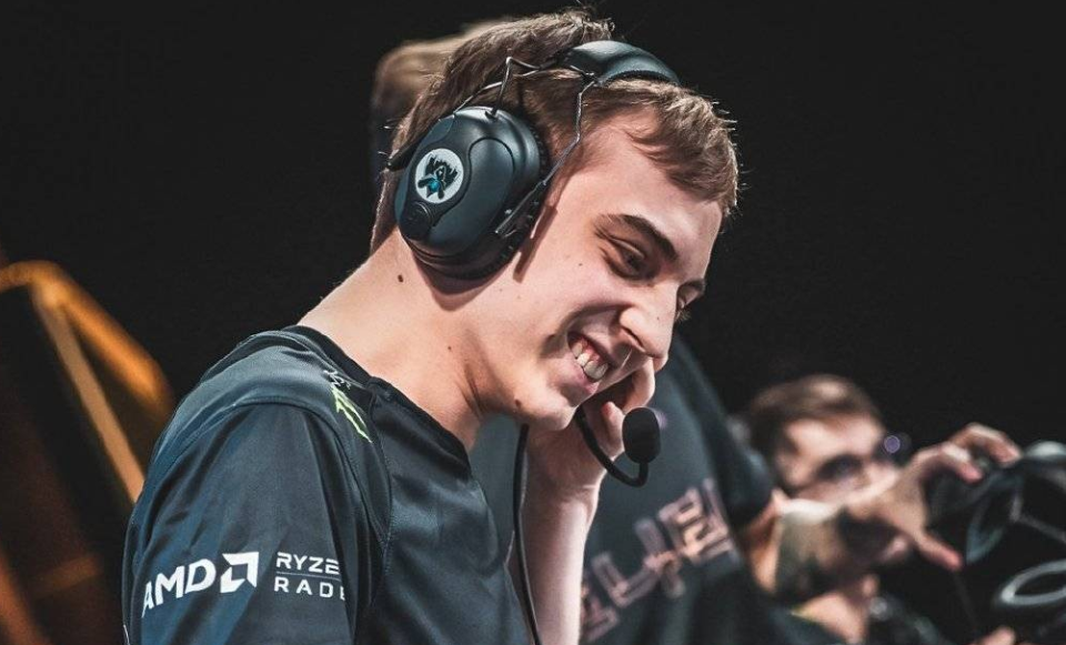 开云APP-FLY碾压JDG，Bin团战一打五强强对话四强赛，点燃全场激情