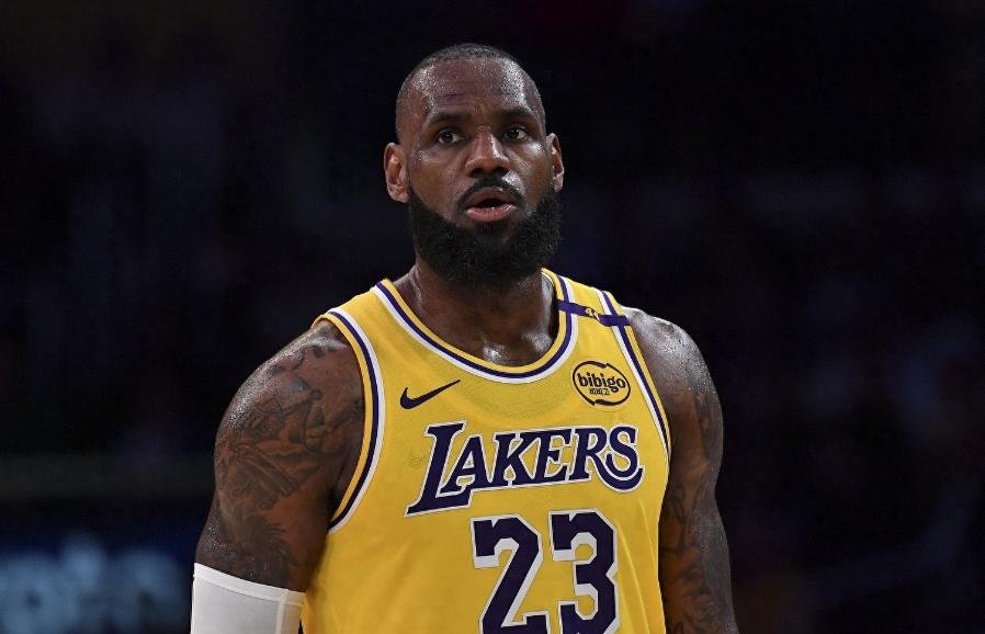 开云官网-湖人客场大胜太阳，詹姆斯全场命中率高达60%