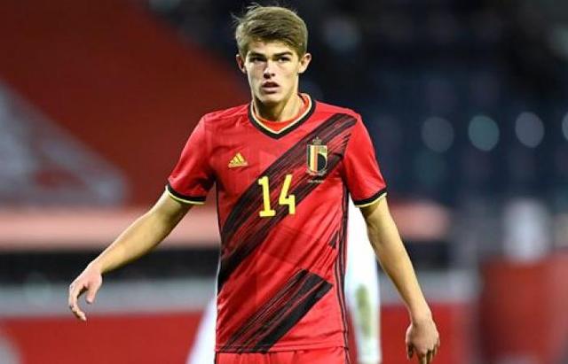 开云体育-加拿大新秀一鸣惊人，轻松夺得游泳金牌