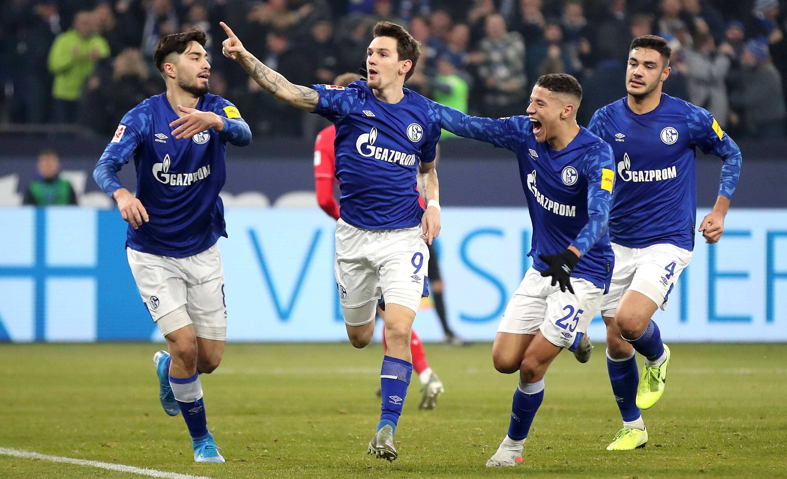 开云APP-沙尔克04客场大胜，重返正轨再现实力