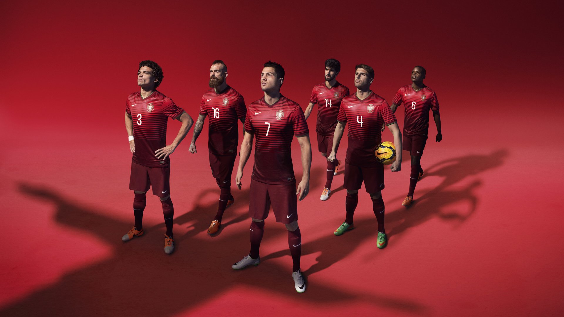 开云体育下载-绿茵场与篮球场间的欧冠时刻,塔图姆如何借一场足球史诗的钥匙,开启了NBA的传奇之夜?