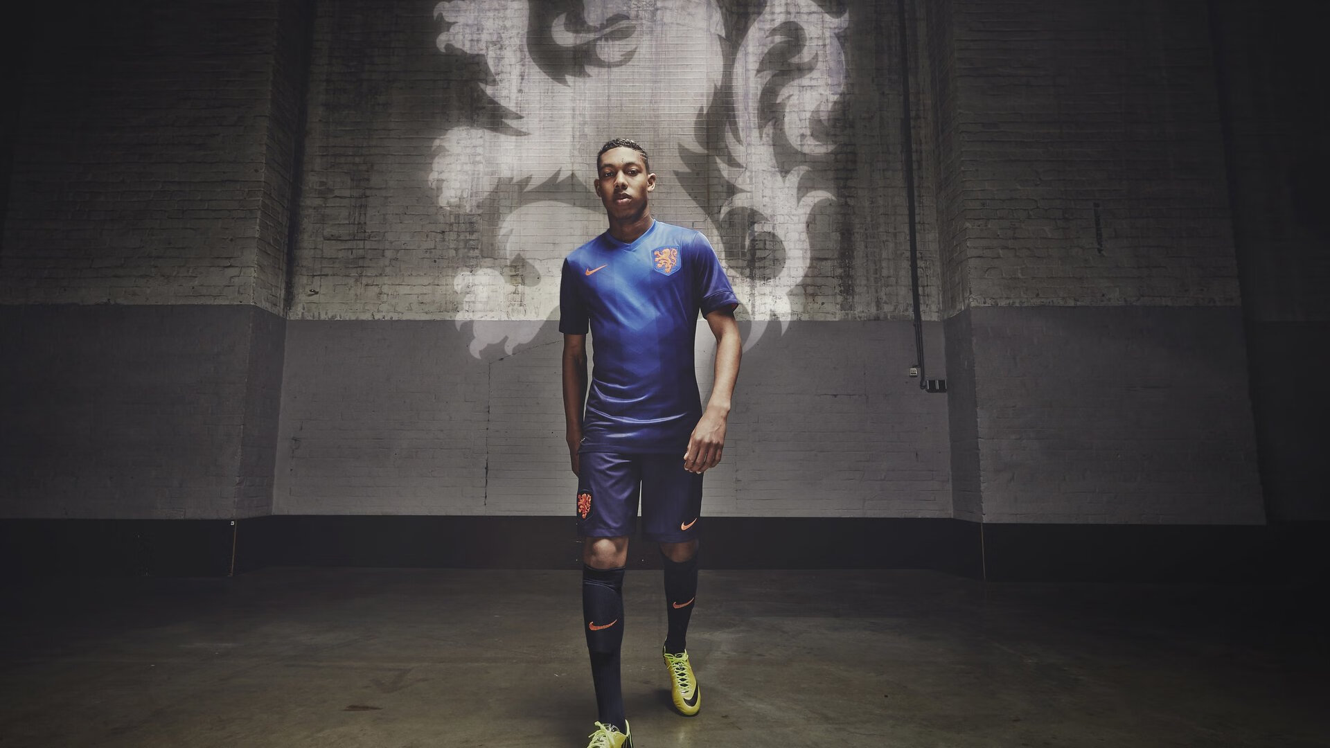 开云体育在线-唯一性的光耀，托尼在巴萨战胜利物浦之夜的不朽传奇