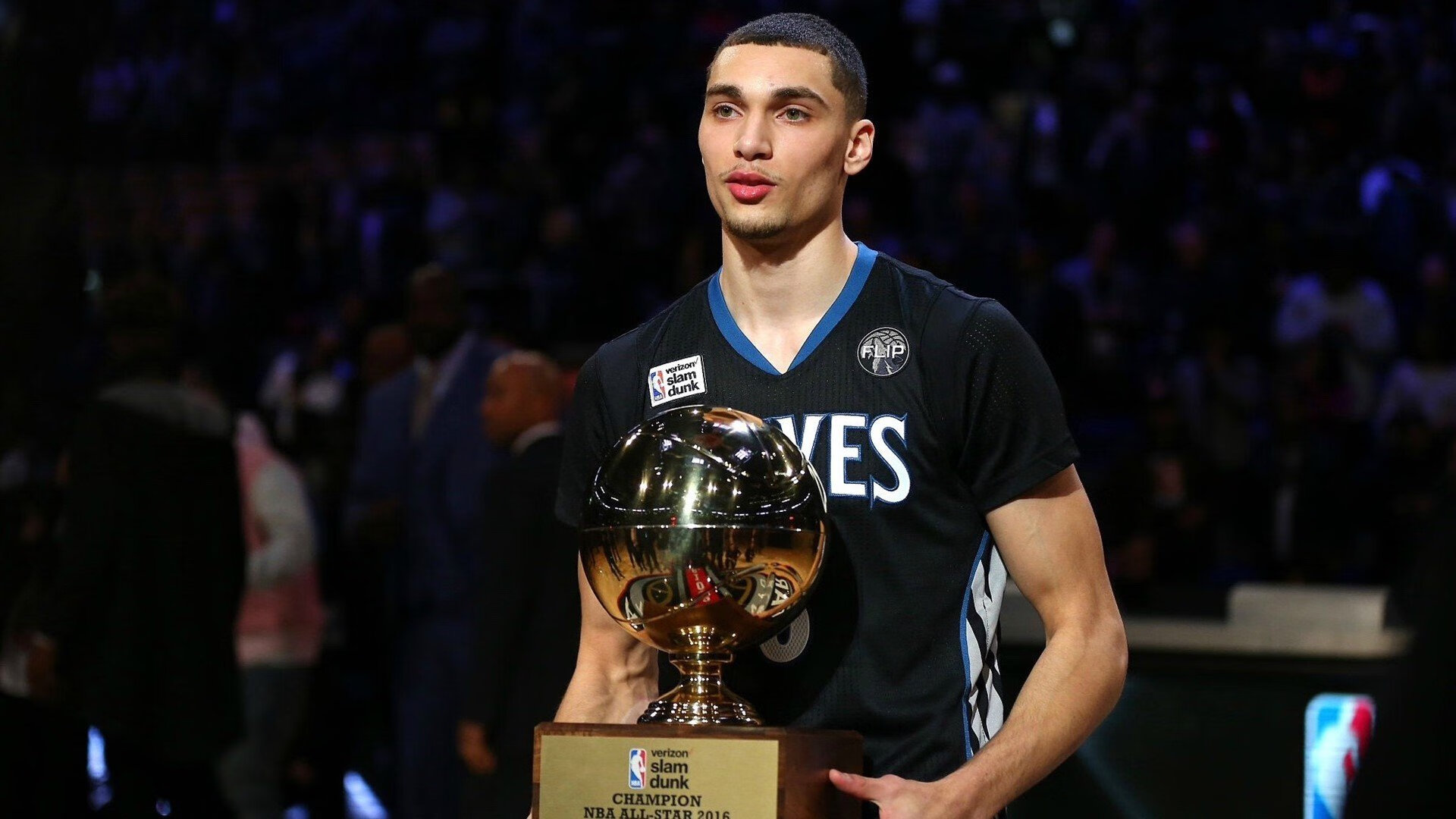 开云平台-当明尼苏达的狼啸响彻深圳湾，勒布朗·詹姆斯跨界关键先生定义篮球无疆界